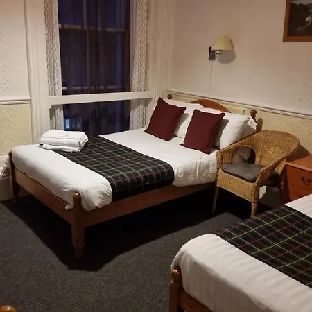 Hampton Court - Centre 3*