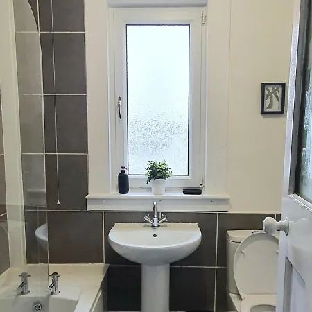 Large 3 Bed West End Free Parking & Electric Vehicle Point *