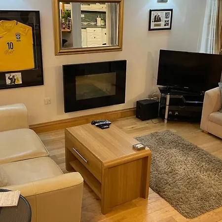 Beautiful 2 Bedroom With Balcony In Trendy West End - Ideal For Hydro, Uni, Ashton Lane & Centre Apartment