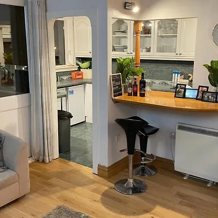 Apartment Beautiful 2 Bedroom With Balcony In Trendy West End - Ideal For Hydro, Uni, Ashton Lane & Centre *