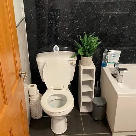 Beautiful 2 Bedroom With Balcony In Trendy West End - Ideal For Hydro, Uni, Ashton Lane & Centre Apartment *