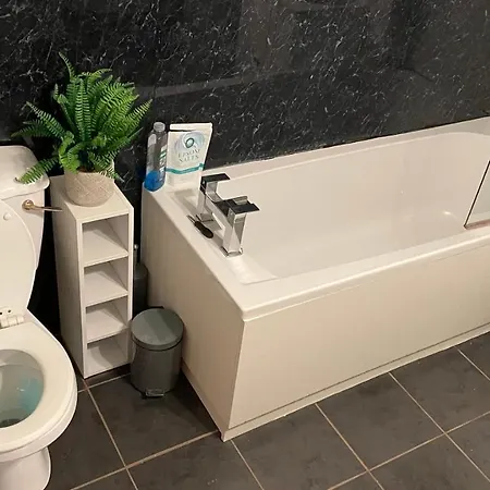Apartment Beautiful 2 Bedroom With Balcony In Trendy West End - Ideal For Hydro, Uni, Ashton Lane & Centre *