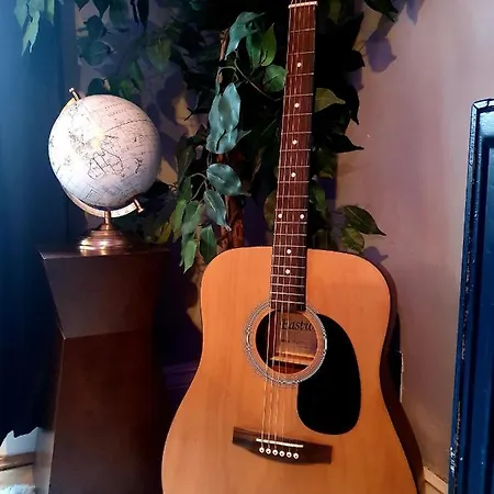 Cosy 3 Bedroom Flat In Centre *