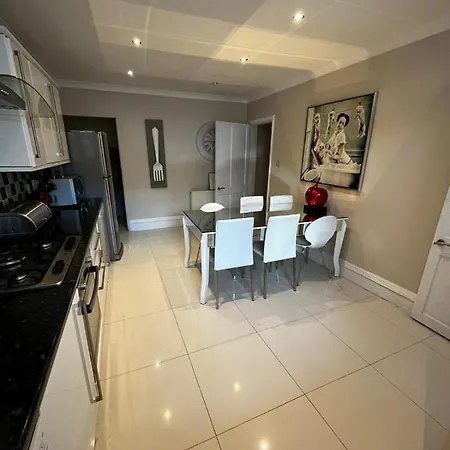 Apartman West End -stunning, 2 Bedroom, Main Door Flat With Private Parking *