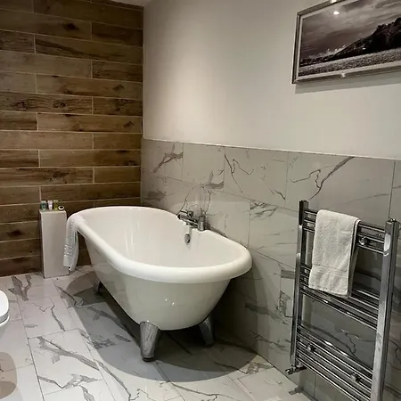 아파트 West End -stunning, 2 Bedroom, Main Door Flat With Private Parking