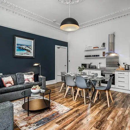 Renfrew 4-bed Flat *