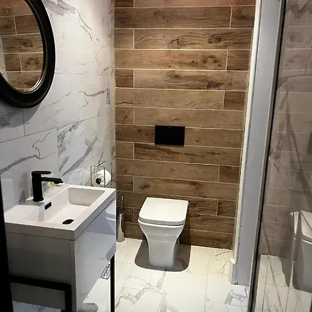Apartman West End -stunning, 2 Bedroom, Main Door Flat With Private Parking *