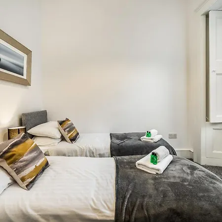 Renfrew 4-bed Flat *