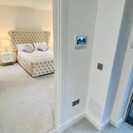 Designer House - Of / 'hillhead' West End G12 - Luxurious & Contemporary Detached House / Terrace / Garden / 'electric Car Charging' Garage Parking Villa *