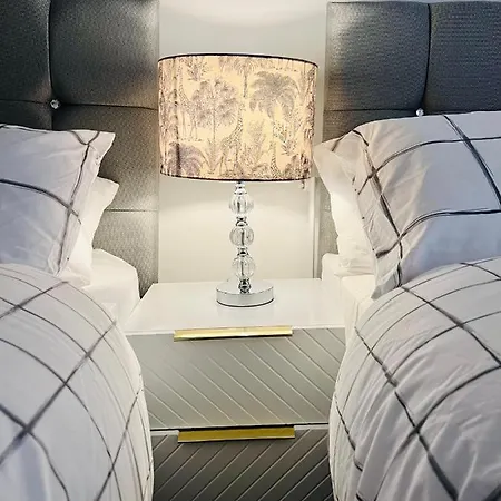 Designer House - Of / 'hillhead' West End G12 - Luxurious & Contemporary Detached House / Terrace / Garden / 'electric Car Charging' Garage Parking Villa