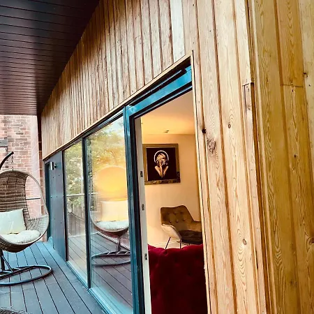 Villa Designer House - Of / 'hillhead' West End G12 - Luxurious & Contemporary Detached House / Terrace / Garden / 'electric Car Charging' Garage Parking *