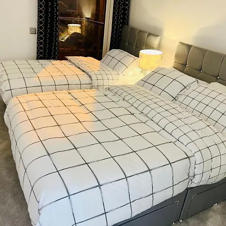 Designer House - Of / 'hillhead' West End G12 - Luxurious & Contemporary Detached House / Terrace / Garden / 'electric Car Charging' Garage Parking