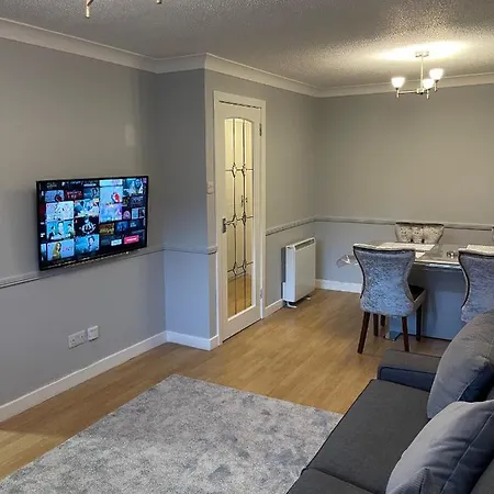 2 Bed Contemporary Free Parking Netflix Sleeps 4 *
