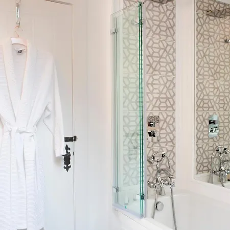Stunning 4-bedroom With Hot Tub & Sauna Near Loch Lomond וילה *
