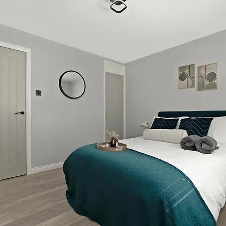 Luxury 1 Bedroom Serviced In Centre Lägenhet