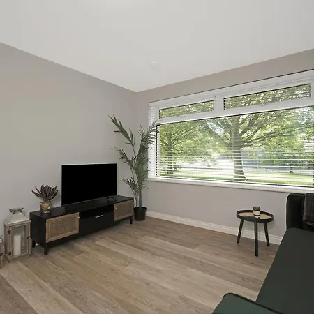 Luxury 1 Bedroom Serviced In Centre *