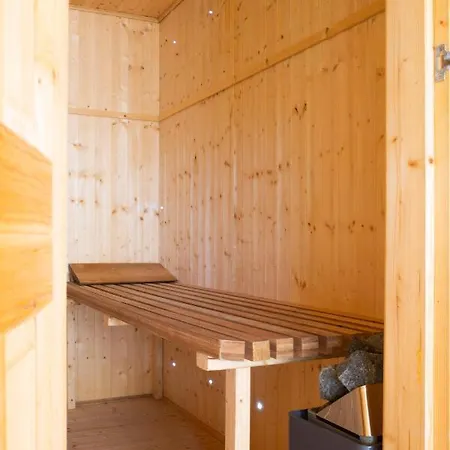 Stunning 4 Bedroom - Hot Tub & Sauna * Glasgow