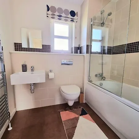 Homely Three Bed In Prázdninový dům Glasgow