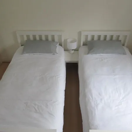 Cozy Off Road 2 Bedroom With Free Wi-fi And Private Parking