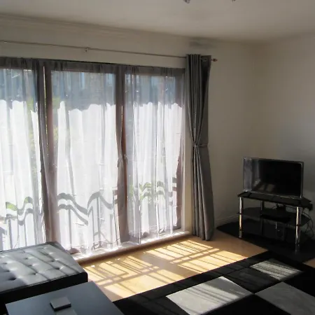 Daire Cozy Off Road 2 Bedroom With Free Wi-fi And Private Parking *