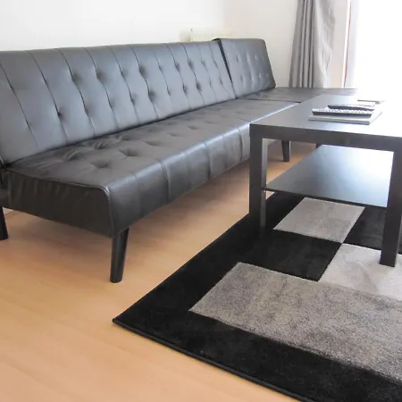 Daire Cozy Off Road 2 Bedroom With Free Wi-fi And Private Parking *