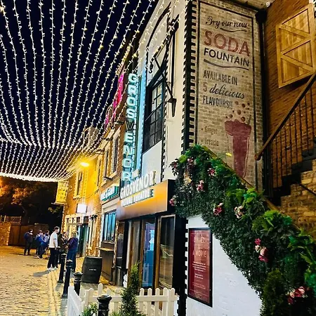 Designer House - Of / 'hillhead' West End G12 - Luxurious & Contemporary Detached House / Terrace / Garden / 'electric Car Charging' Garage Parking *