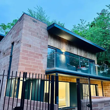 Designer House - Of / 'hillhead' West End G12 - Luxurious & Contemporary Detached House / Terrace / Garden / 'electric Car Charging' Garage Parking