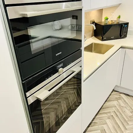 Designer House - Of / 'hillhead' West End G12 - Luxurious & Contemporary Detached House / Terrace / Garden / 'electric Car Charging' Garage Parking *