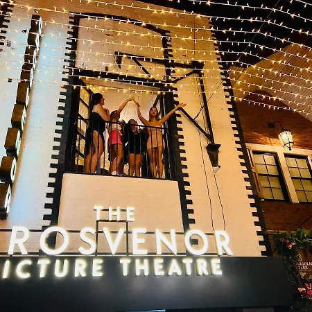 Villa Designer House - Of / 'hillhead' West End G12 - Luxurious & Contemporary Detached House / Terrace / Garden / 'electric Car Charging' Garage Parking *