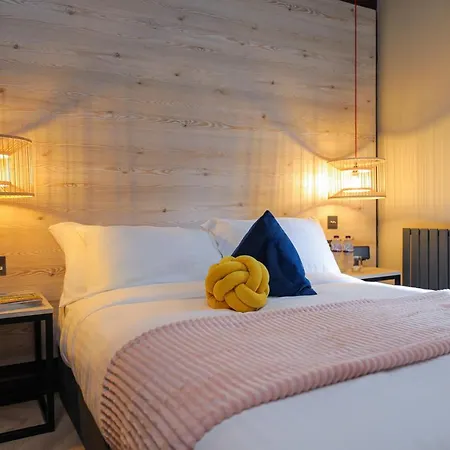Hotel Revolver
