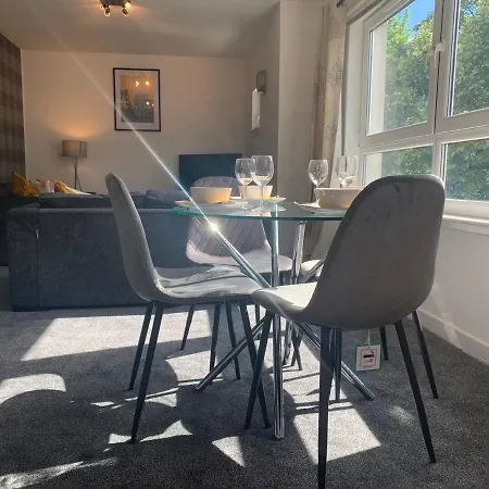 Modern 2 Bedroom Flat With Free Parking In Cambuslang, * Glasgow
