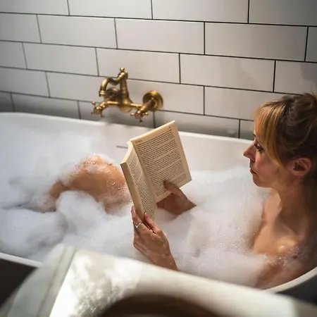 The West End Loft - 5* Retreat - Private Parking!