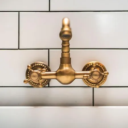 The West End Loft - 5* Retreat - Private Parking! *