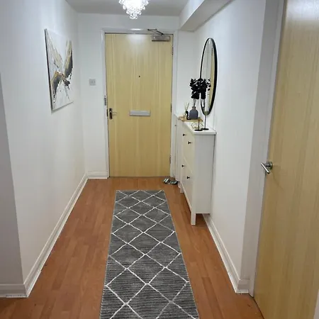Entire 2 Bedroom Beautiful Newly Furnished Flat *