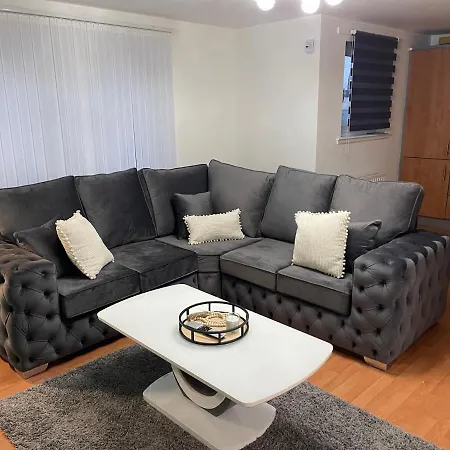 Entire 2 Bedroom Beautiful Newly Furnished Flat *