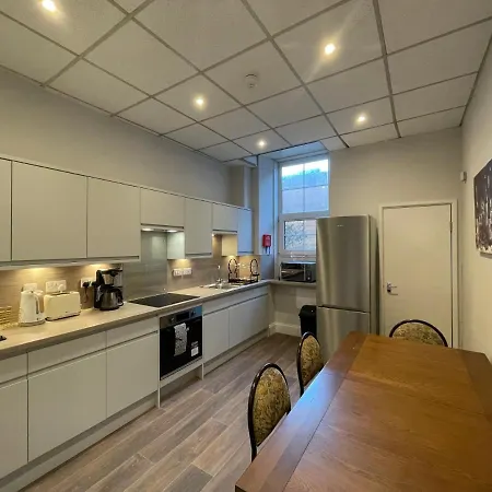 Traditional 5 Bedroom Centre Apartment *