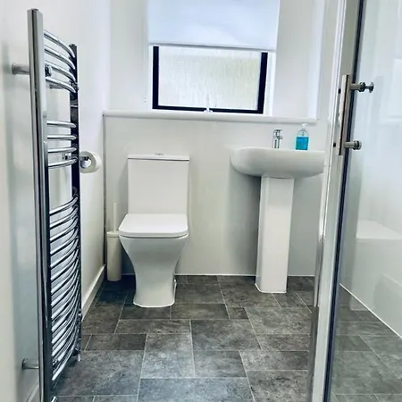 Modern 2 Bedroom With Free Parking Lejlighed