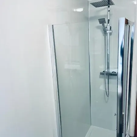 Modern 2 Bedroom With Free Parking Lejlighed *