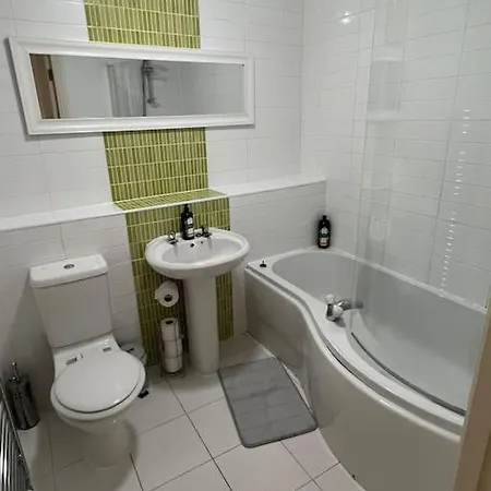 Modern 2 Bedroom Flat Near Centre Lägenhet