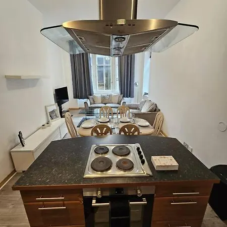 65 Renfield St 2 Bed Glasgow