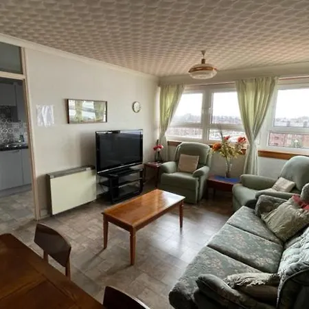 West End Hidden Gem - Modern 2-bedroom With Residents Patio Apartman Glasgow