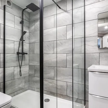 ** Modern Merchant 1 Bed With Free Parking ** Glasgow