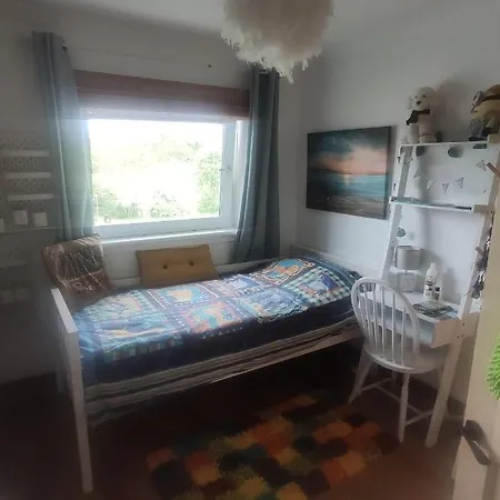 Bedroom In Quiet Neighborhood בית אירוח