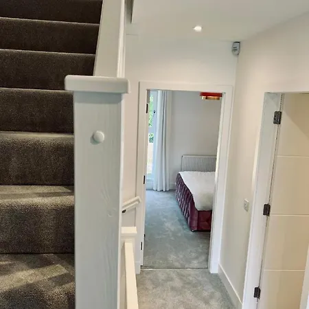 Sec Hydro Executive Townhouse: Triplex With Garden Holiday home *