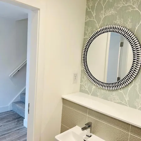 Sec Hydro Executive Townhouse: Triplex With Garden *