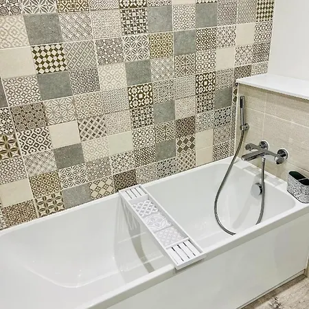 Sec Hydro Executive Townhouse: Triplex With Garden * Glasgow