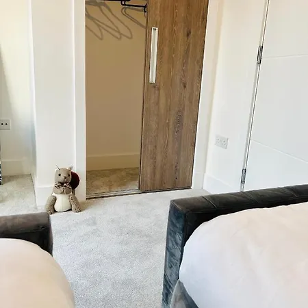 Sec Hydro Executive Townhouse: Triplex With Garden Holiday home