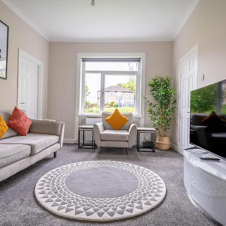 4 Bedrooms Homely House - Sleeps 6 Comfortably With 6 Double Beds,glasgow, Free Street Parking, Business Travellers, Contractors, & Holiday-goers, Near Major Transport Links In & Centre, Perfect For Common Wealth Games 2026 Apartman *