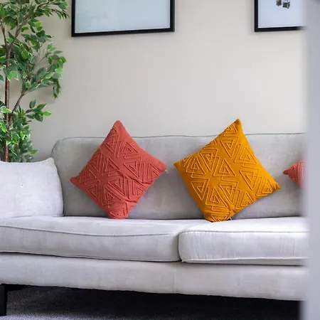 Apartman 4 Bedrooms Homely House - Sleeps 6 Comfortably With 6 Double Beds,glasgow, Free Street Parking, Business Travellers, Contractors, & Holiday-goers, Near Major Transport Links In & Centre, Perfect For Common Wealth Games 2026 *