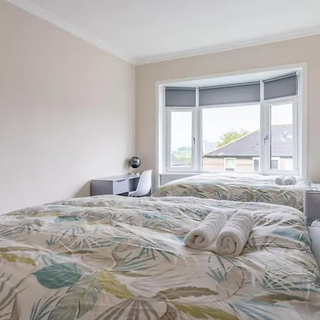 Apartman 4 Bedrooms Homely House - Sleeps 6 Comfortably With 6 Double Beds,glasgow, Free Street Parking, Business Travellers, Contractors, & Holiday-goers, Near Major Transport Links In & Centre, Perfect For Common Wealth Games 2026 *